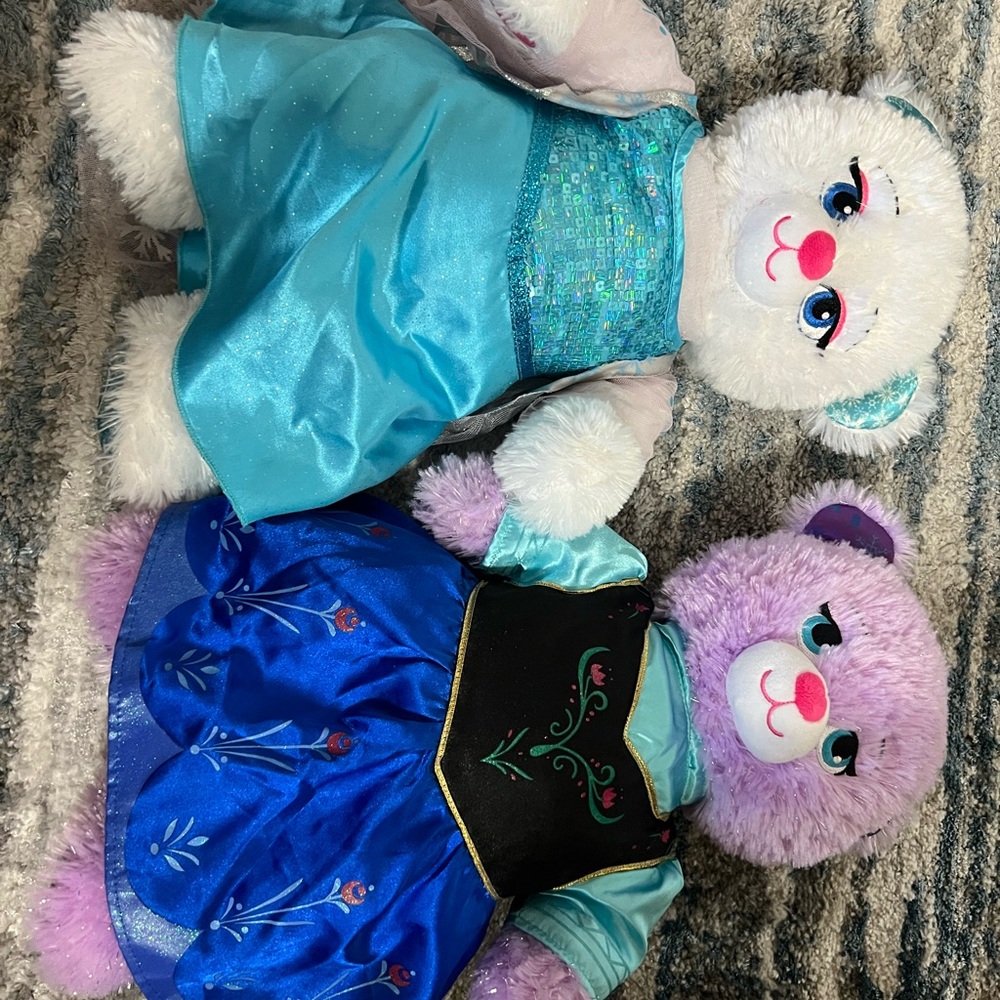 Anna and Elsa build a bears